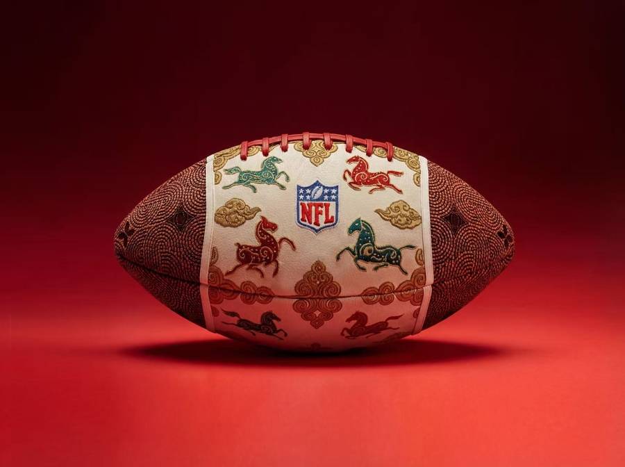 NFL发布马年生肖艺术橄榄球,庆贺超级碗与中国农历新年